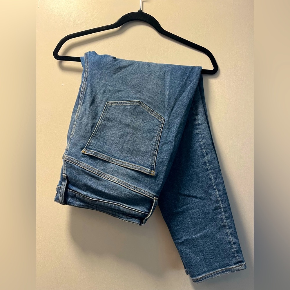 MOVING!! MAKE ME AN OFFER!!! 
9” mid-rise skinny crop jeans with button front.